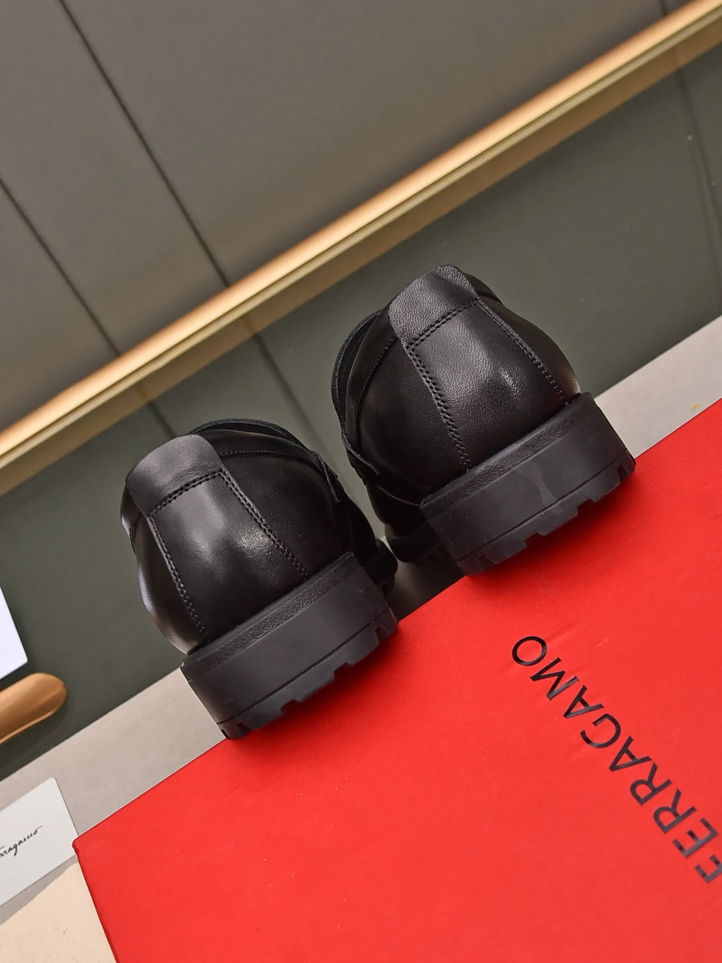 Men's shoes 💰: 500 Brand: Ferragamo Size: Men's size 38/44 (45 can be customized) Grade: Same style as the official website High-end quality men's shoes Material: Original first-layer calfskin Water-dyed cowhide lining Original outsole Style categories: Men's fashionable formal business casual leather shoes Slip-on men's shoes high-top series Young fashion European and American trends British style Casual matching Comfortable feet